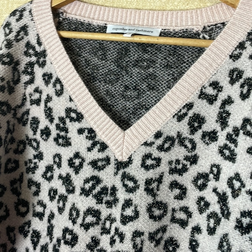 Cupcakes & Cashmere Leopard Print V-Neck Sweater Size Large - Picture 3 of 5